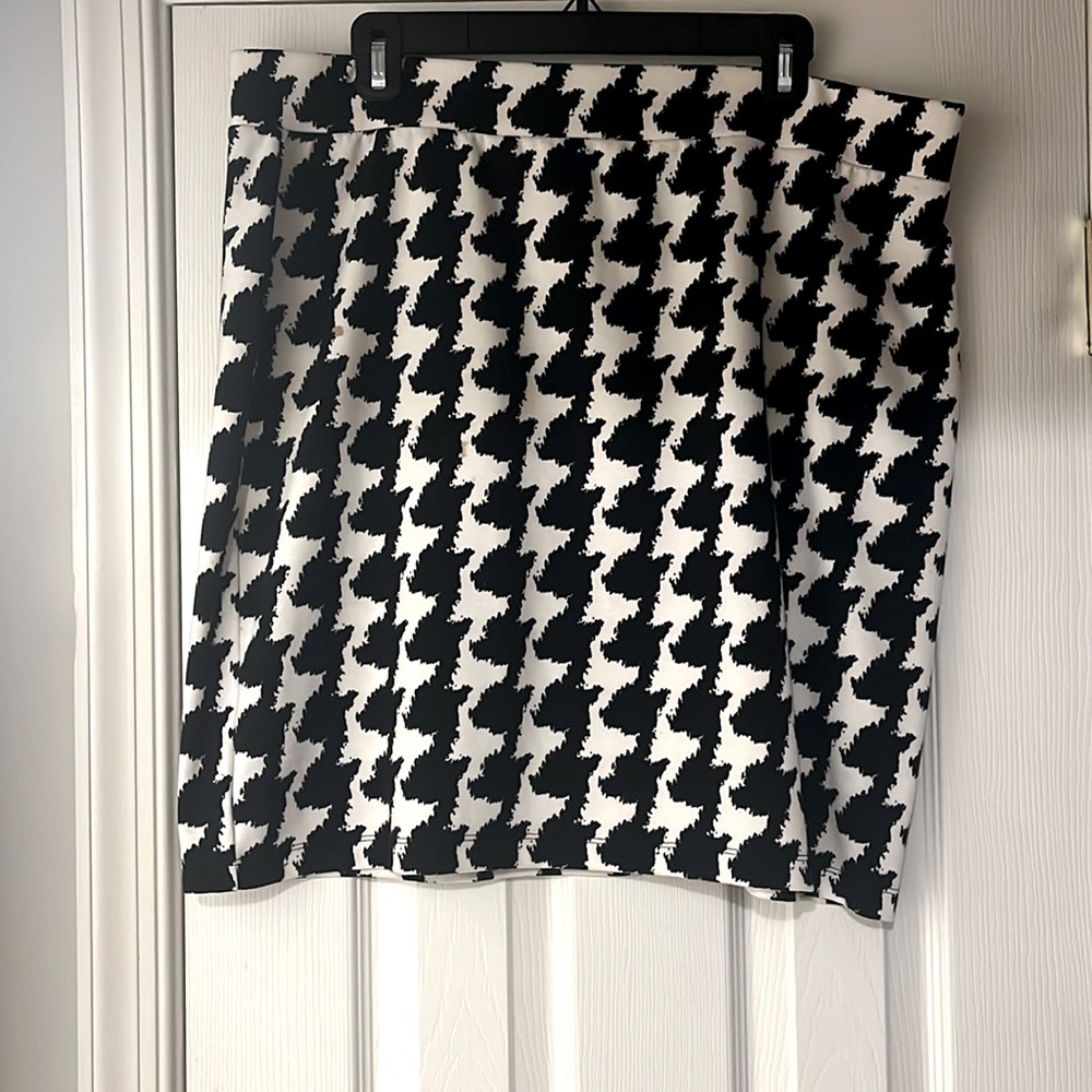 Houndstooth pencil skirt